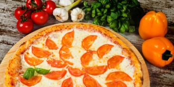 Pizza com requeijão e tomate