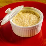 Saiba como fazer esse escondidinho de aipim com carne seca que rende demais