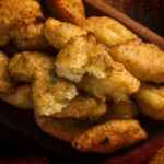 Bolinho de mandioca frito bem crocante por fora e macio por dentro