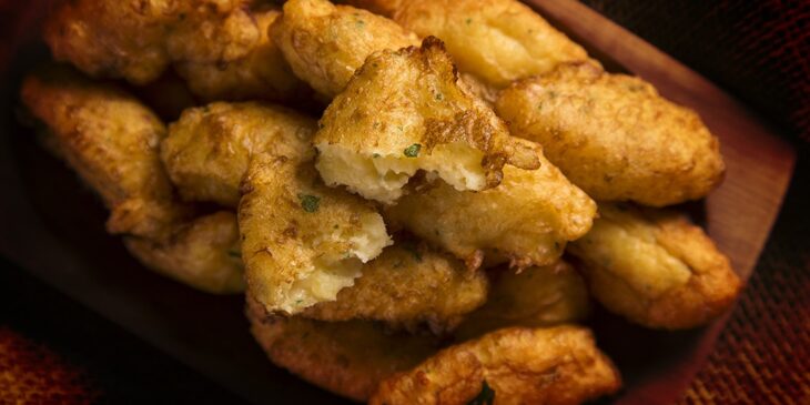 Bolinho de mandioca frito bem crocante por fora e macio por dentro