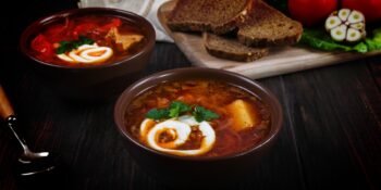 Sopa de beterraba, batata e carne