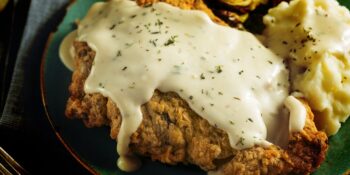 Bife à milanesa com molho de maionese