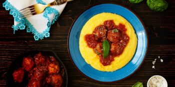 Polenta com almôndegas