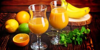 Suco de laranja, banana, limão e hortelã