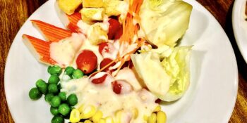 Salada de kani, alface, tomate, milho e ervilha