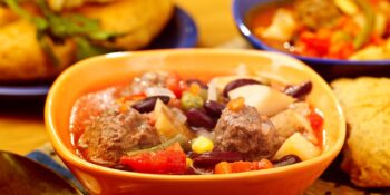 Sopa de legumes, feijão e almôndegas