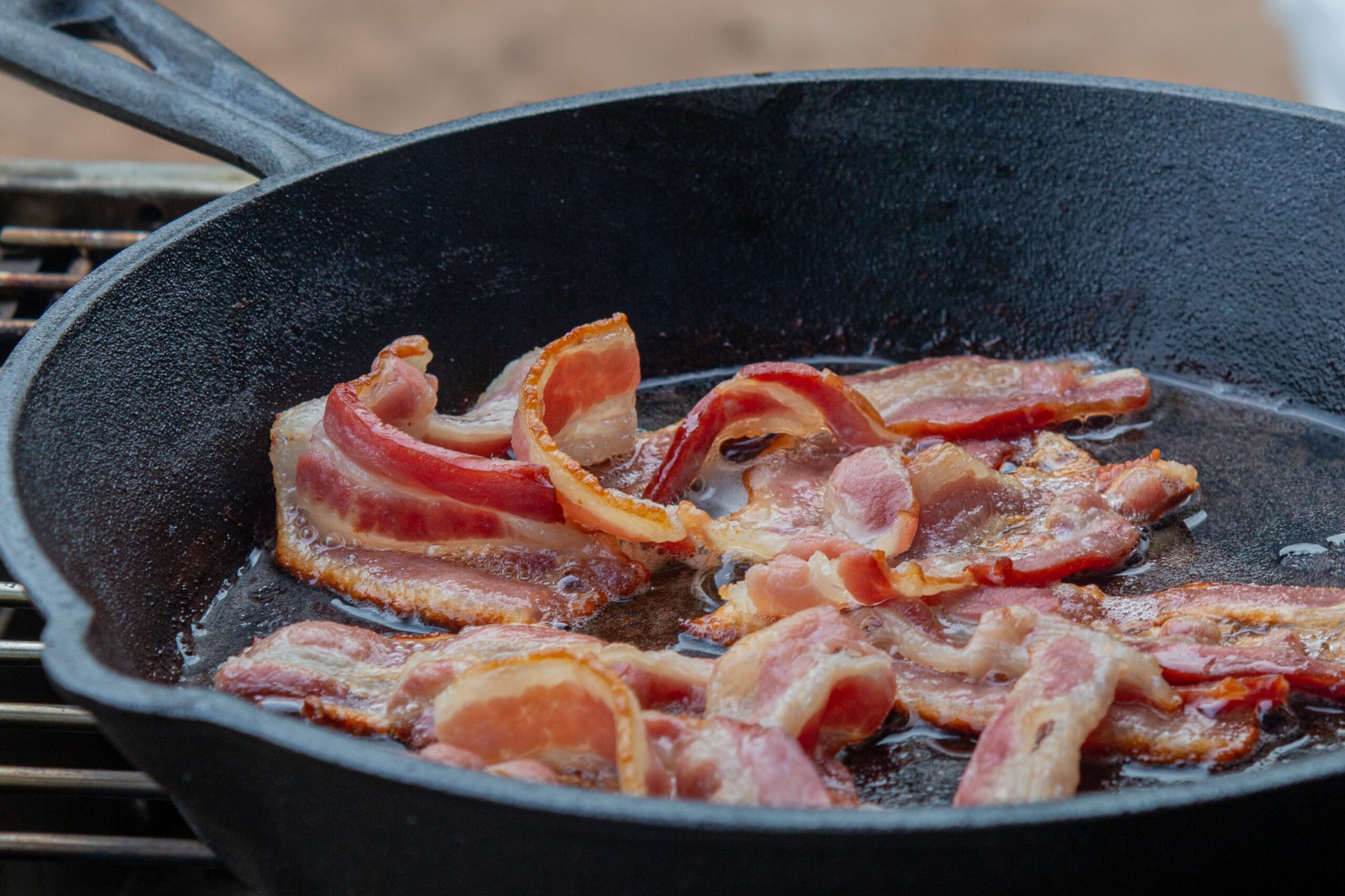 Filé de peito de frango assado com bacon