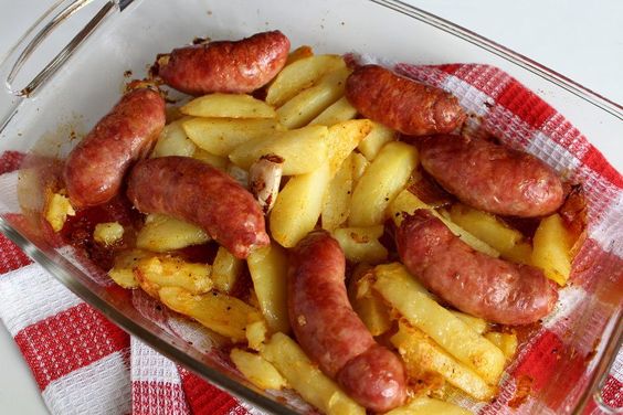 Batata assada com linguiça rápida gratinada