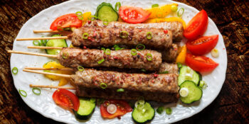 Espeto de carne moída com salada