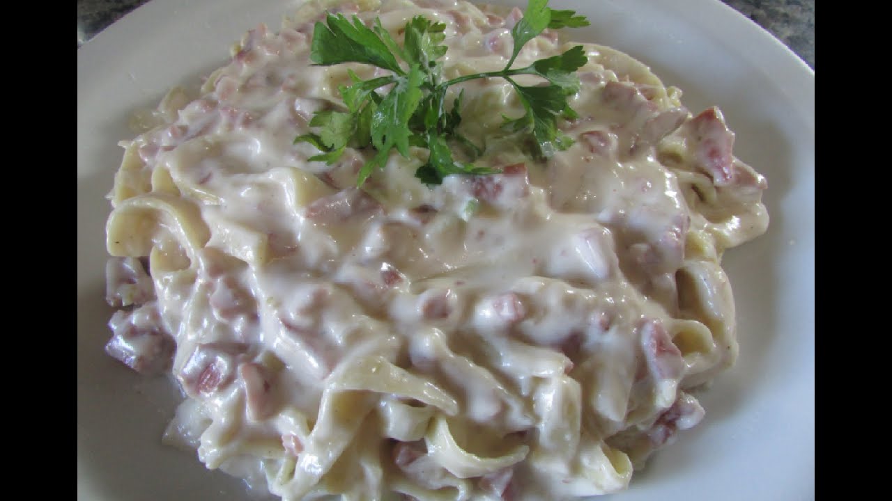 Macarrão ao molho branco e presunto simples e delicioso