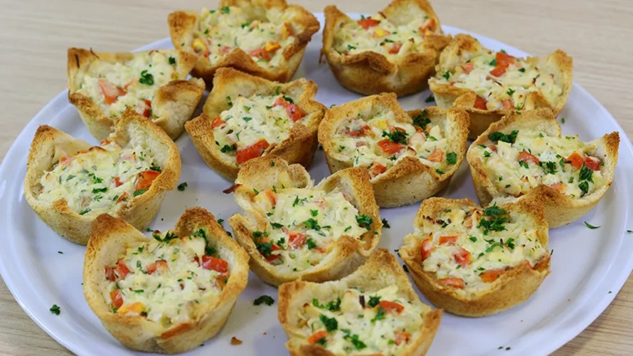 Mini quiche lorraine com pão de forma