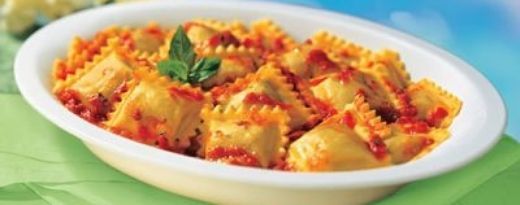 Ravioli com molho de tomate fresco muito simples tudo gostoso