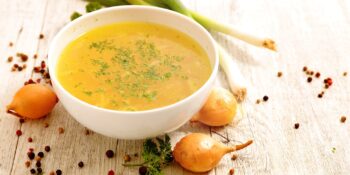 Sopa de cebola com cebolinha verde