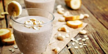 Vitamina de banana, castanha de caju e aveia
