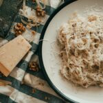 Macarrão cremoso com queijo e tomate