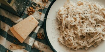 Macarrão cremoso com queijo e tomate