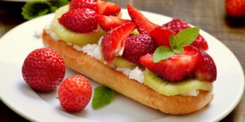 Baguete com ricota,morango e kiwi