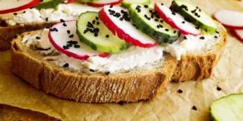 Bruschetta de ricota, rabanete e pepino