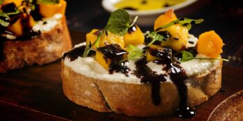 Bruschetta com queijo feta e manga