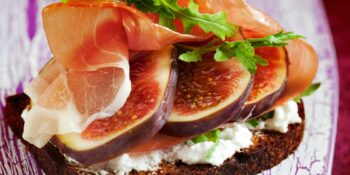 Bruschetta com figo presunto e rúcula