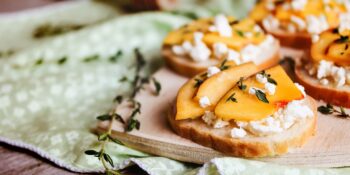 Bruschetta com queijo feta e nectarina