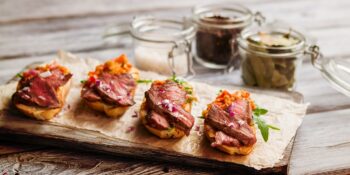 Bruschetta de rosbife e molho vinagrete