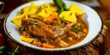 Coelho com macarrão