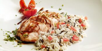 Coelho assado com arroz selvagem