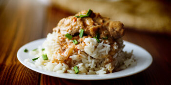 Coelho assado com arroz branco