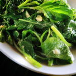Espinafre salteado com alho tudo gostoso