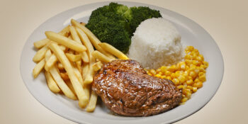 Filet mignon com arroz e batata frita