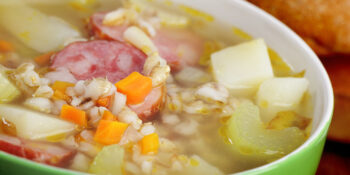 Sopa de linguiça, batata e cenoura