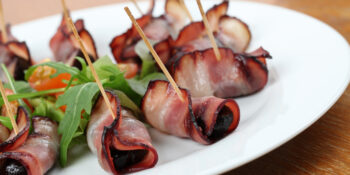 Aperitivo de ameixa e bacon