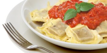 Ravioli com molho de tomate fresco