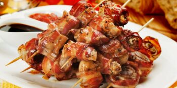 Espeto de frango, cogumelo e bacon