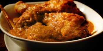 Sobrecoxas de frango ensopadas