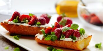 Baguete com queijo cottage, morango e hortelã