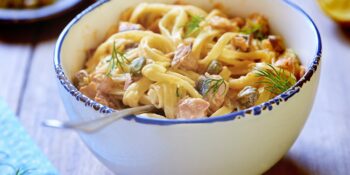 Macarrão com salmão defumado e alcaparras