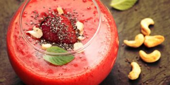Suco de morango e castanha de caju