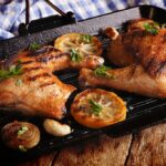 Frango marinado no limão tudo gostoso no forno grelhado