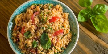 Salada de quinoa com tomate e manjericão