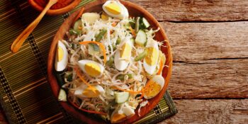 Salada de broto de feijão, ovo, cenoura e pepino