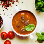 Receita magnífica de sopa de tomate com carne e batata: a melhor do mundo