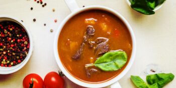 Sopa de tomate com carne e batata