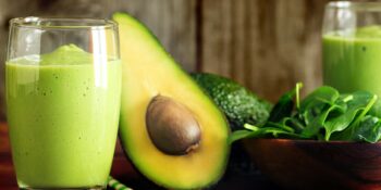 Suco detox de espinafre e abacate