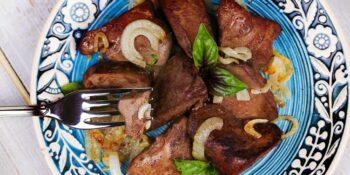 Bife de fígado de boi acebolado