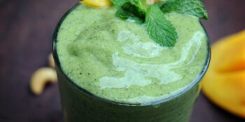 Suco de manga, espinafre e castanha de caju