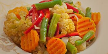 Salada de couve-flor, tomate, cenoura e vagem