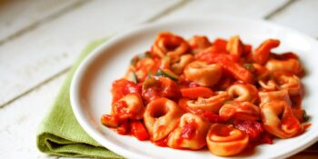 Tortellini com molho de tomate fresco