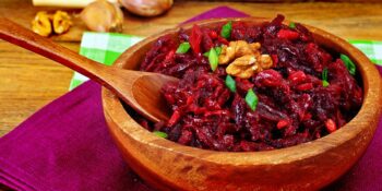 Salada de beterraba, cebola e nozes